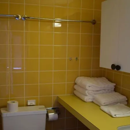 Sleeps 6 Wifi アパート